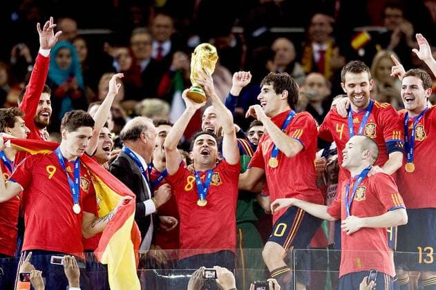 Siegerehrung, Jubel Spanien mit dem Pokal den XAVI Hernandez haelt, Finale in Johannesburg