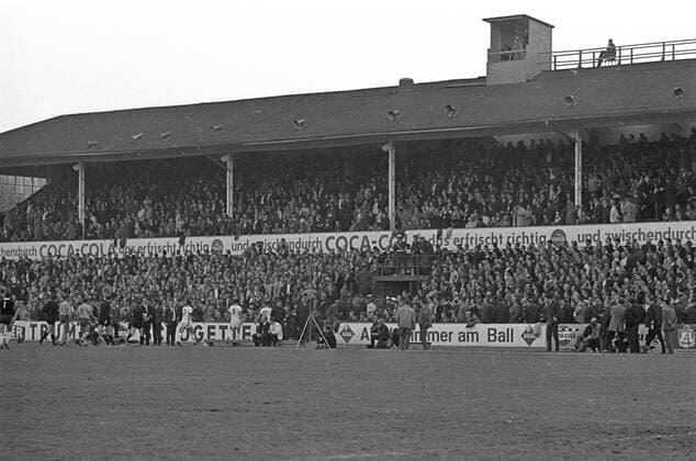 Fußball, Stadiongeschichte Eintracht Braunschweig Die alte Tribüne im Eintracht Stadion - 1. BL, Eintracht Braunschweig o0 an der Hamburger Straße Stehplätze voll ausverkauft Fan Zuschauer überdacht Haupttribüne