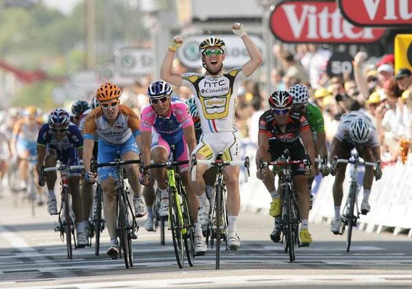 15.07.2010 Bourg-les Valence, Radsport 97. Tour de France 2010, 11. Etappe Sisteron - Bourg-les Valence, Mark CAVENDISH GBR (Mi.) siegt, Alessandro PETACCHI ITA, 2.v.li. Platz 2, Tyler FARRAR USA, li. Platz 3 o0 Jubel Freude Etappensieg Etappensieger