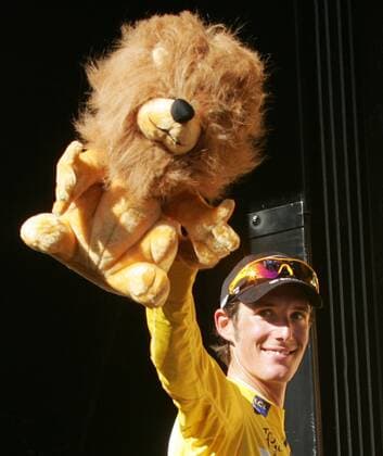 15.07.2010 Bourg-les Valence, Radsport 97. Tour de France 2010, 11. Etappe Sisteron - Bourg-les Valence, Andy SCHLECK LUX im gelben Trikot o0 Objekte Maskottchen