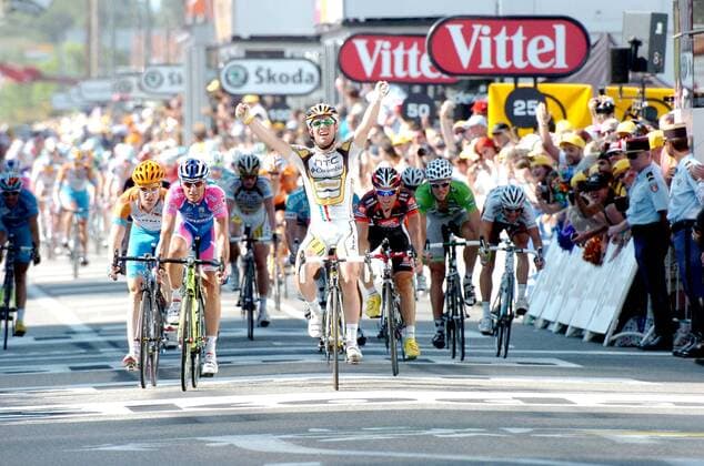 15.07.2010 Bourg-les Valence, Radsport 97. Tour de France 2010, 11. Etappe Sisteron - Bourg-les Valence, Mark CAVENDISH GBR (Mi.) siegt, Alessandro PETACCHI ITA, 2.v.li. Platz 2, Tyler FARRAR USA, li. Platz 3 o0 Jubel Freude Etappensieg Etappensieger