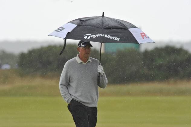 16 07 2010 Tom Lehman (USA) in the rain on the Old Course , St Andrews, Fife, Scotland in the Second round of the British Open Championship xKevinxBatchelorx  ActionPlus11071123 Content restricted for UK based newspaper