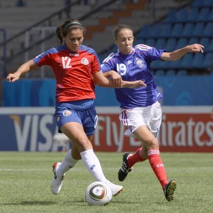Fussball FIFA U-20-Frauen-WM 2010 - Gruppe A 2.Spieltag Costa Rica vs. Frankreich (blau): Raquel Rodriguez Vasquez ( Costa Rica ), links - Amelie Barbetta ( Frankreich ),