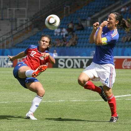 Fussball FIFA U-20-Frauen-WM 2010 - Gruppe A 2.Spieltag Costa Rica vs. Frankreich (blau): Raquel Rodriguez Vasquez ( Costa Rica ), links - Kelly Gadea ( Frankreich ), rechts