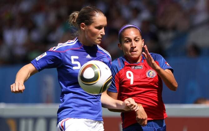 FIFA Damen U20 WM, Gruppe A Costa Rica - Frankreich --- Carolina Venegas (re. Costa Rica) gegen Adeline Rousseau (Frankreich)