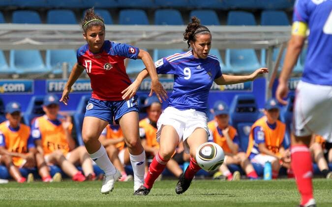 FIFA Damen U20 WM, Gruppe A Costa Rica - Frankreich --- Yocxelin Rodriguez (Costa Rica, li) gegen Pauline Crammer (Frankreich)