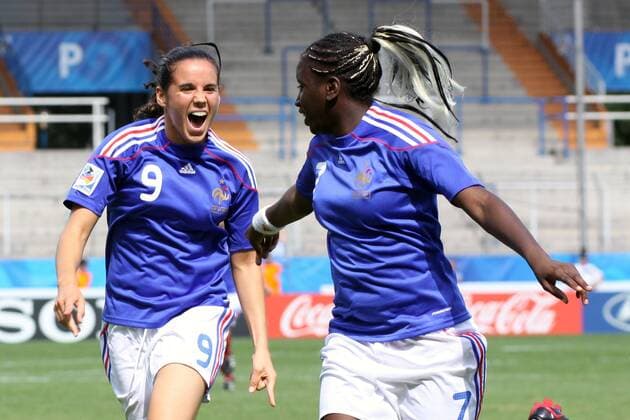 Fussball FIFA U-20-Frauen-WM 2010 - Gruppe A 2.Spieltag Costa Rica vs. Frankreich --- Jubel bei Frankreich über das 1:0 - Pauline Crammer ( Frankreich ), links - Torschützin Marina Makanza ( Frankreich ), rechts o0 Jubel Freude