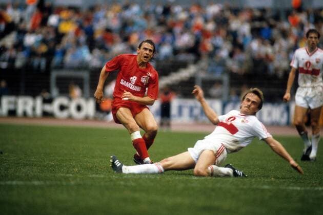 Thomas Allofs (Köln, li.) gegen Günther Schäfer (Stuttgart) Fußball 1. BL Herren Saison 1988 1989, VfB Stuttgart - 1. FC Köln 2:0 Gruppe Stuttgart