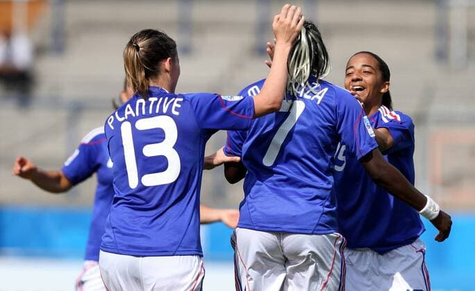 Damen U20 WM 2010, Gruppe A, Costa Rica - Frankreich, Alexandra Plantive und Aude Moreau bejubeln Marina Makanza (Mitte alle Frankreich) nach dem 0:2 o0 Jubel Freude