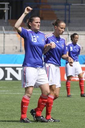 16.07.2010, Bochum - U20 Frauen Weltmeisterschaft 2010 - Costa Rica vs Frankreich 0:2 --- Alexandra Plantive ( Frankreich ), links - Amelie Barbetta ( Frankreich ), rechts - positionieren sich als Mauer bei einem Freistoß von Costa Rica o0 Abwehr