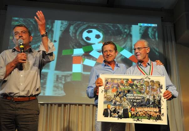 Geburtstagskind Klaus EDER (Physiotherapeut, mitte) bekommt zum Geburtstag ein Bild mit Unterschriften überreicht, rechts der damalige Bundestrainer Franz BECKENBAUER, links DFB Generalsekretär Wolfgang NIERSBACH. - Der DFB feiert das 20jährige Jubiläum der Weltmeister Elf von 1990 im Europapark Rust. ---  o0 Funktionär Trainer Nationaltrainer Betreuer Objekte Geschenk Bild