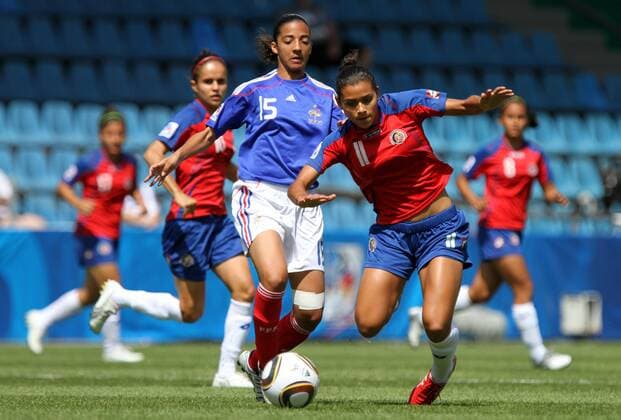 16.07.2010, Bochum - U20 Frauen Weltmeisterschaft 2010 - Costa Rica (rot) vs Frankreich (blau) 0:2 --- Raquel Rodriguez Cedeno (re. Costa Rica) gegen Aude Moreau (Frankreich)