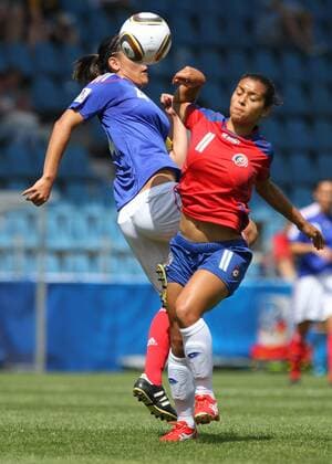 16.07.2010, Bochum - U20 Frauen Weltmeisterschaft 2010 - Costa Rica (rot) vs Frankreich (blau) 0:2 --- Raquel Rodriguez Cedeno (re. Costa Rica) gegen Mariela Campos (Frankreich)
