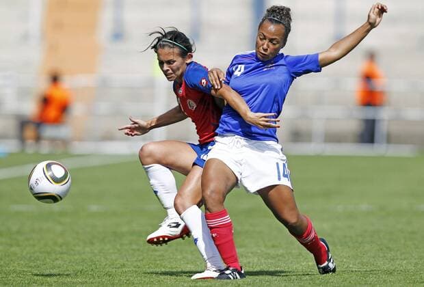 Raquel Rodriguez Vasquez (Costa Rica, L) and Ines Jaurena (France, R) during the FIFA U20 Women s World Cup Group A match between Costa Rica (red) and France (blue) at the FIFA U-20 Women s World Cup stadium on July 16, 2010 in Bochum.