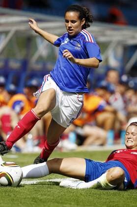Pauline Crammer (France, L) and Fabiola Sanchez (Costa Rica, R) during the FIFA U20 Women s World Cup Group A match between Costa Rica (red) and France (blue) at the FIFA U-20 Women s World Cup stadium on July 16, 2010 in Bochum.