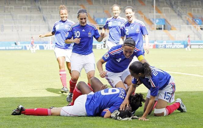 The player s of France celebrate the goal of Marina Makanza (France, bottom) during the FIFA U20 Women s World Cup Group A match between Costa Rica (red) and France (blue) at the FIFA U-20 Women s World Cup stadium on July 16, 2010 in Bochum. o0 Jubel Freude