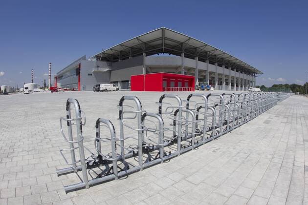 Fußball, Stadiongeschichte FC Ingolstadt 04 FC Ingolstadt, AUDI-Sportpark, neues Stadion wird am 24.07.2010 eröffnet. AUDI-Sportpark, das neue Stadion des FC Ingolstadt o0 Eröffnung Neueröffnung Parkplatz Fahrradparkplatz Abstellplatz