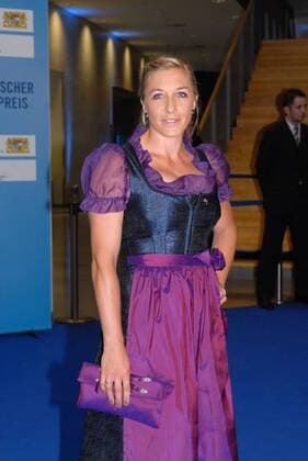 Anni Friesinger Postma (GER) bei der Ankunft zum Bayerischen Sportpreis 2010 am 17.7.2010 in München Bayerischer Sportpreis 2010 in München  o0 Eisschnellauf, Damen