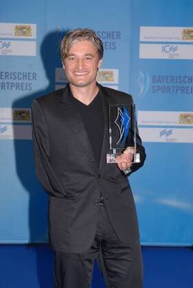 Georg Schönfelder (Ski Alpin) mit seinem Preis bei der Verleihung zum Bayerischen Sportpreis 2010 am 17.7.2010 in München Bayerischer Sportpreis 2010 in München  o0 Skisport