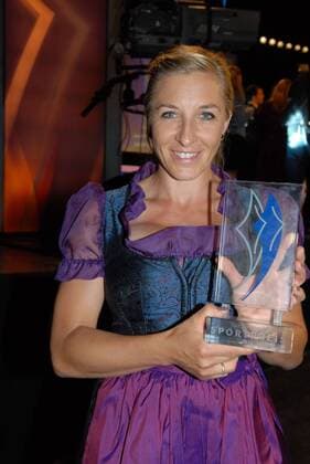Anni Friesinger Postma (Eisschnelllauf) mit ihrem Preis bei der Verleihung zum Bayerischen Sportpreis 2010 am 17.7.2010 in München Bayerischer Sportpreis 2010 in München 
