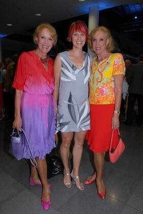 Alice und Ellen Kessler mit Kati Wilhelm (Mitte) bei der Verleihung zum Bayerischen Sportpreis 2010 am 17.7.2010 in München Bayerischer Sportpreis 2010 in München  o0 people Musik Zwillinge Biathlon Sänger