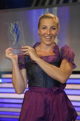 Anni Friesinger Postma (GER) Bayerischen Sportpreis 2010 ICC München 17. Juli 2010 o0 Eisschnelllauf Damen Pokal Objekte Trophäe Jubel, Freude