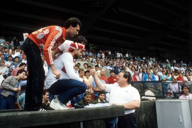 Stuttgarter Fans im Gespräch mit Mannschaftsbetreuer Charly Neumann (Schalke) Fußball 1. BL Herren Saison 1987 1988, VfB Stuttgart - FC Schalke 04 4:0 Gruppe Stuttgart Freude,