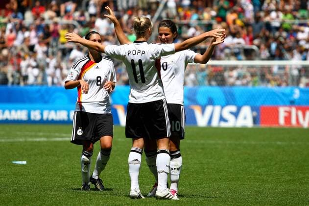 U20 Frauen WM Frankreich - Deutschland am 20.07.10 in Augsburg --- Torjubel zum 1:3 - Selina Wagner ( Deutschland ), links - Torschützin Alexandra Popp ( Deutschland ), mitte - Dzsenifer Marozsan ( Deutschland ), rechtsFoto: Revierfoto o0 Jubel Freude