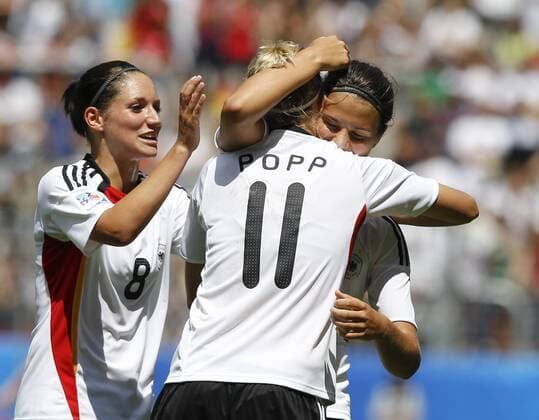 Torjubel Deutschland nach dem 4:1, Alexandra POPP (GER), Dzsenifer MAROZSAN (GER, re.) und Selina WAGNER (GER) --- FIFA U-20 Frauen Weltmeisterschaft 2010, Deutschland (weiß) - Frankreich (blau) o0 Jubel Freude