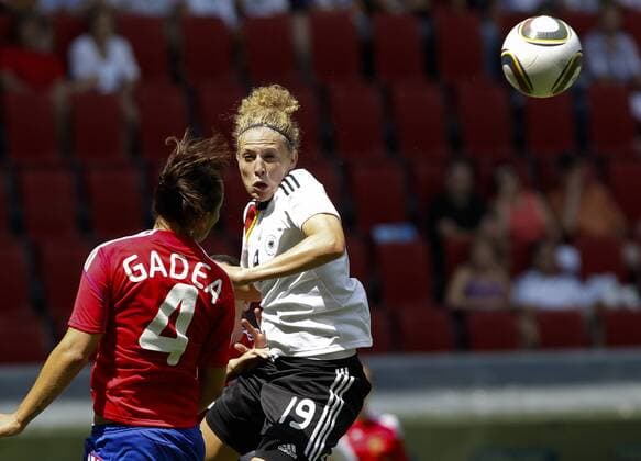 Kopfball Kim KULIG (GER), Kelly GADEA (FRA) --- FIFA U-20 Frauen Weltmeisterschaft 2010, Deutschland (weiß) - Frankreich (blau)