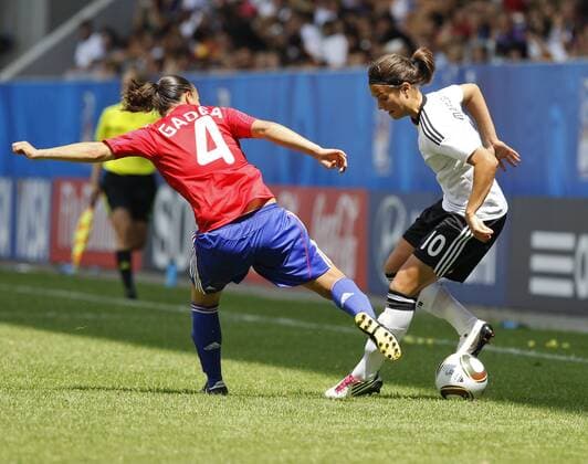 feiner Trick von Dzsenifer MAROZSAN (GER) gegen Kelly GADEA (FRA) --- FIFA U-20 Frauen Weltmeisterschaft 2010, Deutschland (weiß) - Frankreich (blau)