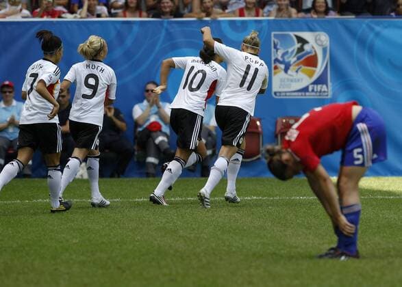 Torjubel nach dem 4:1 von Dzsenifer MAROZSAN (GER, Nr. 10 Mitte), Alexandra POPP (GER, Nr. 11), Svenja HUTH (GER, Nr. 9), Jessica WICH (GER, Nr. 7), Enttaeuschung bei den franzoesischen Spielerrinnen --- FIFA U-20 Frauen Weltmeisterschaft 2010, Deutschland (weiß) - Frankreich (blau) o0 Jubel Freude