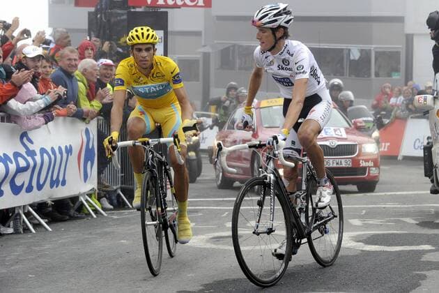 Cyclisme : Tour de France 2010 - 17. Etappe - 22.07.2010 - Pau Col du Tourmalet - Alberto Contador (ESP Astana, li.) und Etappensieger Andy Schleck (LUX Saxobank Saxo Bank) - xPhotoNewsx  o0 gelbes Trikot, shake hands, Etappensieg, Etappensieger