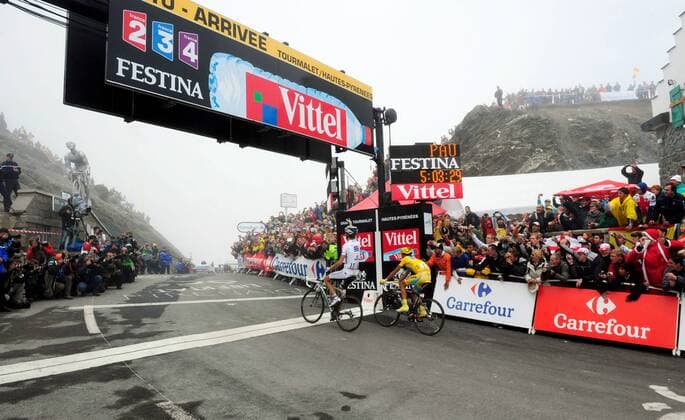 RADSPORT - Tour de France 2010 COL DU TOURMALET,FRANKREICH,22.JUL.10 - DIVERS, RADSPORT - Tour de France 2010, 17. Etappe, Pau - Col du Tourmalet. Etappensieger Andy Schleck (LUX Saxo Bank, L) gewinnt vor Alberto Contador (ESP Astana) o0 Zielankunft, Ziel Sponsor, Werbepartner, Werbung, Wirtschaft Vittel, Carrefour Zuschauer Totale
