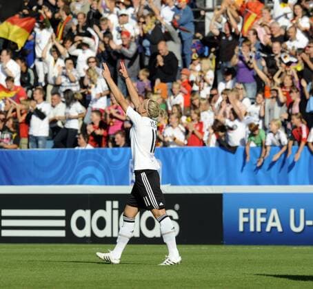 Fussball, FIFA U-20 Frauen WM 2010, Viertelfinale, Deutschland (weiß) - Nordkorea (rot) 2:0 im Bochumer Ruhrstadion: Jubel Alexandra Popp nach ihrem Tor zum 1:0. o0 Freude Werbebande, Bande, Sponsor, Werbepartner, Werbung, Wirtschaft adidas