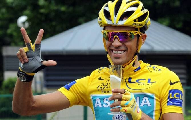 CYCLING, 20. ETAPPE: LONGJUMEAU - PARIS CHAMPS-ELYSEES, PARIS, 25 07 2010 - TOUR DE FRANCE 2010 Alberto Contador (ESP Astana) - Sieger der Tour de France 2010 - xPHOTONEWSx  o0 Sieg, Sieger Jubel, Freude gelbes Trikot Sekt Champagner drei 3 Fingerzeig Gestik, Gesamtführung