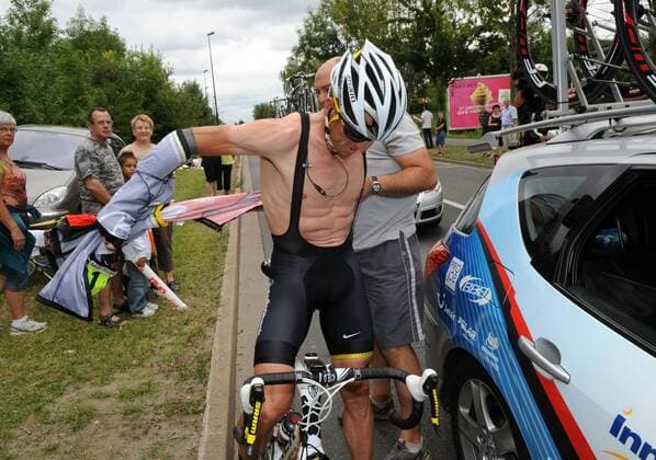 CYCLING, 20. ETAPPE: LONGJUMEAU - PARIS CHAMPS-ELYSEES, PARIS, 25 07 2010 - TOUR DE FRANCE 2010 Lance Armstrong (USA Radioshack) muss sein Trikot wechseln - xPHOTONEWSx  o0 kurios, nackt