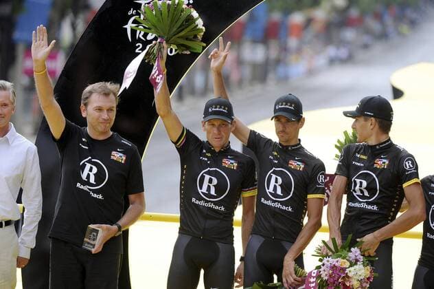 CYCLING, 20. ETAPPE: LONGJUMEAU - PARIS CHAMPS-ELYSEES, 25 07 2010 - TOUR DE FRANCE 2010 Team Radioshack gewinnt die Teamwertung der Tour de France 2010, v.li. Teamchef JOHAN BRUYNEEL, LANCE ARMSTRONG (USA) und ANDREAS KLÖDEN (GER) - xPHOTONEWSx  o0 Jubel, Freude Funktionär Mannschaftswertung