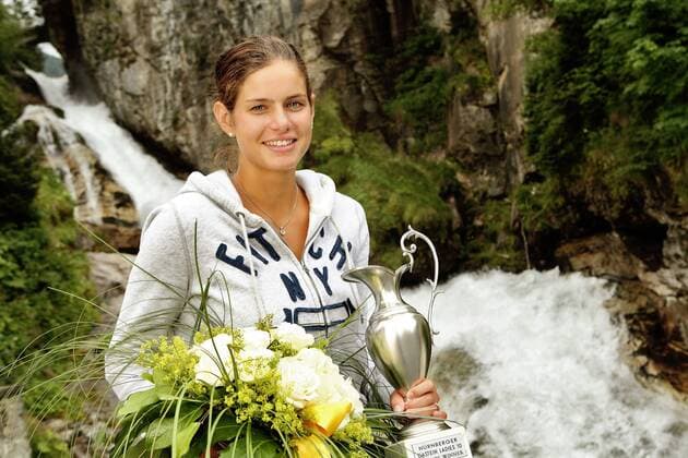 TENNIS - WTA, Gastein Ladies BAD GASTEIN,AUSTRIA,25.JUL.10 - TENNIS - WTA, Nuernberger Gastein Ladies, Fototermin. Bild zeigt Siegerin Julia Goerges (GER). Keywords: Blumen, Pokal. 