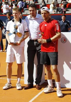 Jürgen Melzer re. AUT, Turnierdirektor Michael Stich Mitte GER, links Andrey Golubev KAZ Sieger beim German Open Tennis Championship 2010 in Hamburg 25.07.2010 o0 Pokal Trophäe Objekt