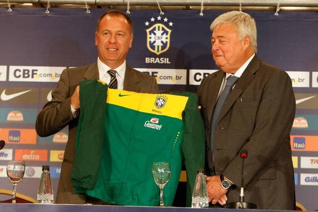 Mano Menezes (li.) während seiner Vorstellung als neuer brasilianischer Nationaltrainer neben CBF Präsident Ricardo Teixeira (Brasilien) im Sheraton Hotel in Rio de Janeiro - 26 07 2010. x(55)xWagnerxMeierx xFotoarenax  (1367) o0 Trikot, Logo, Emblem, Funktionär
