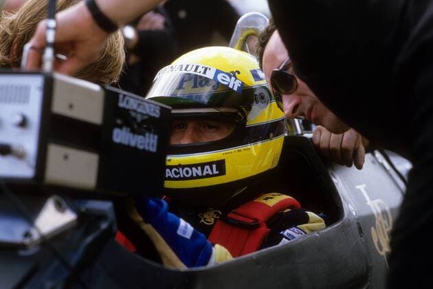 Ayrton Senna (Brasilien Lotus Renault) im Cockpit seines Boliden mit dem Zeitenmonitor 