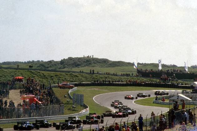 GP der Niederlande 1985: Teilnehmer dicht gedrängt in einer der Schikanen  o0 Sportstätte Totale Rennstrecke Rennkurs Strecke Kurs Circuit Aktion Rennwagen Schikane