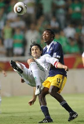 Omonia Nicosia (weiß) - FC Red Bull Salzburg (blau), Elias Charalampous (Omonia) und Somen Tchoyi (RBS). 