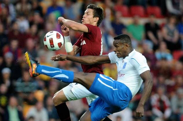 Vaclav Kadlec (left), from AC Sparta Prague fights for the ball with Manuel Arboleda (right) from KSS Lech Poznan during third qualifying match of the Champions League in Prague s GENERALI Arena on Tuesday, July 27, 2010. (CTKxPhoto getphoto PavelxRakusan)  CTKPhoto02201007270376101