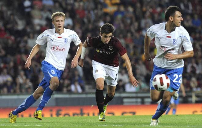 Vaclav Kadlec (middle), from AC Sparta Prague fights for the ball with Kamil Drygas (left) and Grzegorz Wojtkowiak (right) from KSS Lech Poznan during third qualifying match of the Champions League in Prague s GENERALI Arena on Tuesday, July 27, 2010. (CTKxPhoto KaterinaxSulova)  CTKPhoto09201007270961701
