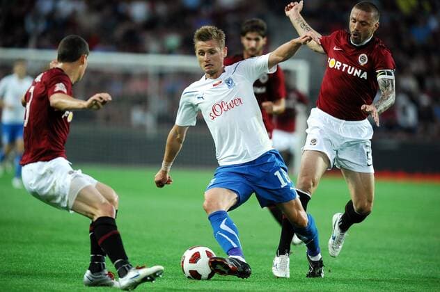 27.07.2010, UEFA CHAMPIONS LEAGUE QUALI, SPARTA PRAG (rot) - LECH POZNAN (weiß) --- ARTUR WICHNIAREK (weiß), Tomas Repka ---  20100727LUK008