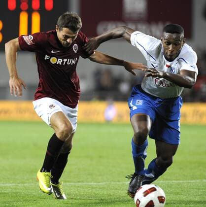 Libor Sionko (left), from AC Sparta Prague fights for the ball with Manuel Arboleda (right) from KSS Lech Poznan (CTKxPhoto KaterinaxSulova)  CTKPhoto00201007270998101