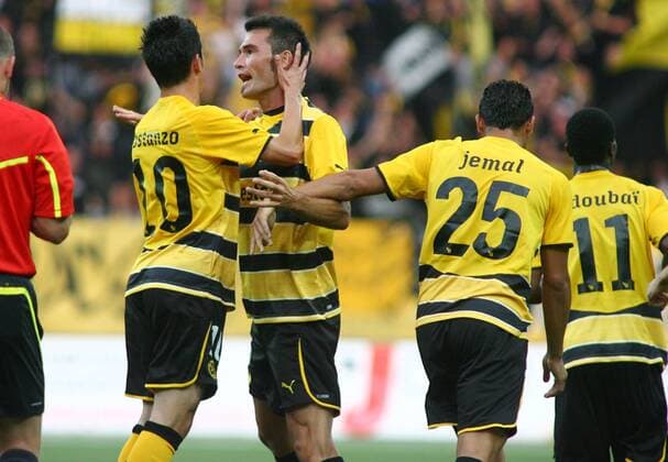 Fussball Champions League Qualifikation BSC Young Boys (gelb) - Fenerbahce Istanbul (blau) 2:2 --- Torjubel Moreno Costanzo (li) und Emiliano Dudar (Young Boys) 