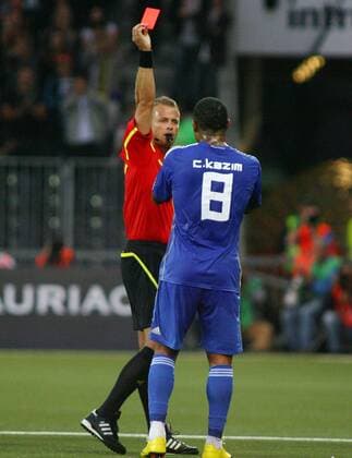 Fussball Champions League Qualifikation BSC Young Boys (gelb) - Fenerbahce Istanbul (blau) 2:2 --- Schiedsrichter Svein Oddvar Moen (NOR) zeigt Colin Kazim Richards (Fenerbahce) die Rote Karte 
